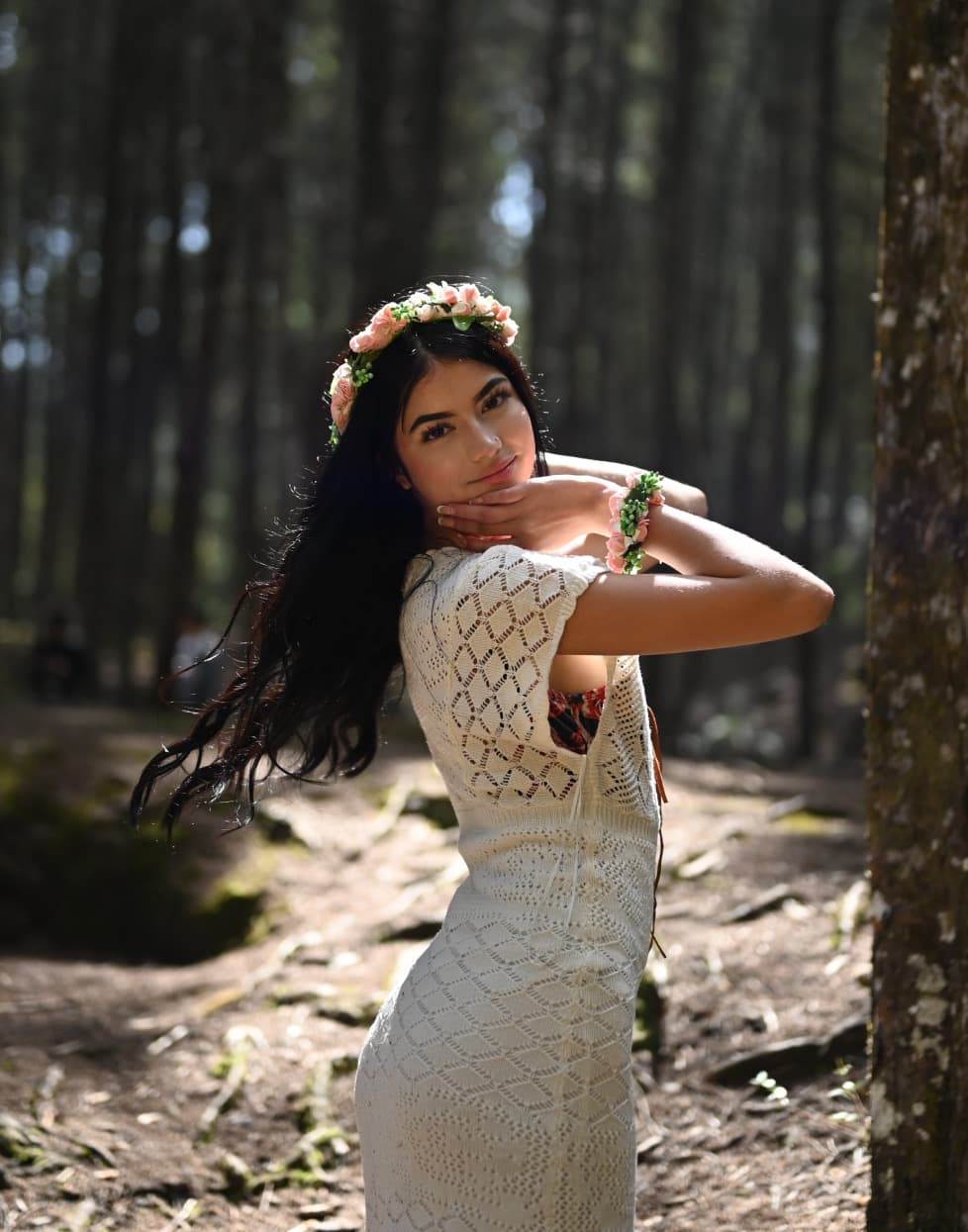 Editorial portrait of Fergie photographed among pine trees in Guarne, Antioquia. The project blends fashion, softness, and a cinematic outdoor atmosphere with natural light.
